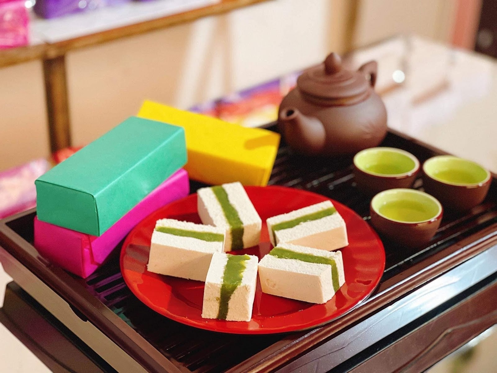 Bánh khảo làm từ bột nếp, nhân hạt sen, đậu xanh hoặc vừng dừa